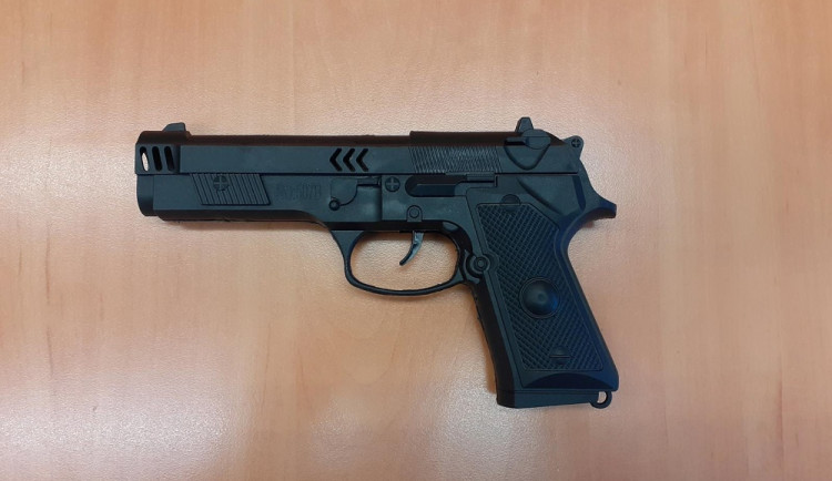 Recidivista přepadl trafiku s dětskou pistolí. Hrozí mu deset let