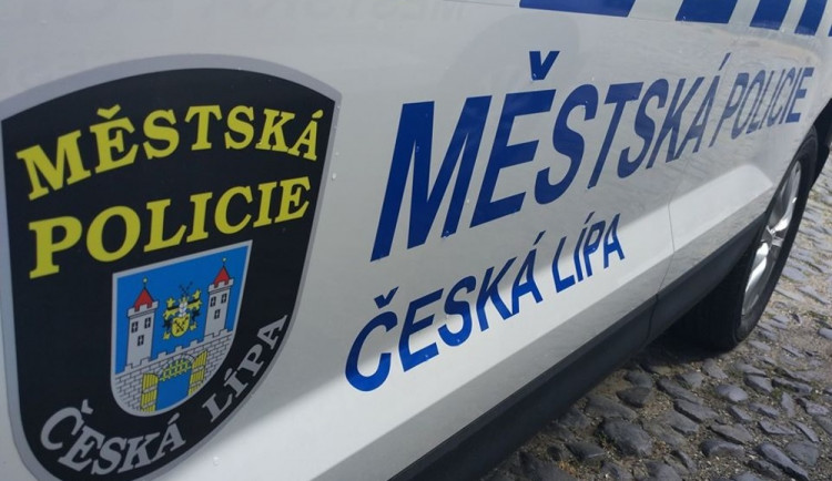 Svědek přivolal na podivína strážníky. Ten si přitom jen zpíval