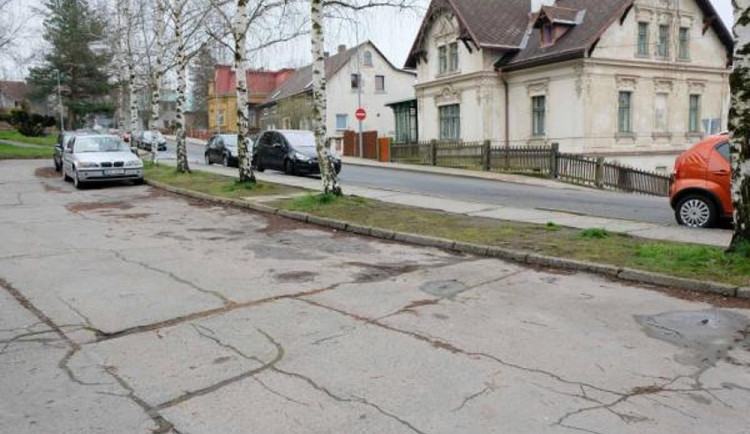 Poslední část Husovy ulice ve Frýdlantu projde obnovou včetně parkoviště