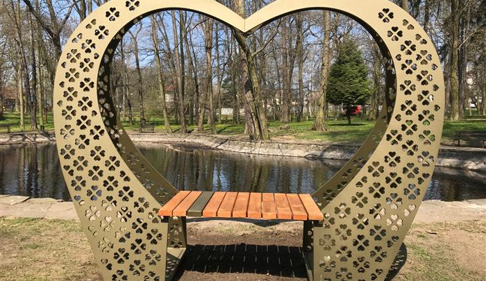 V českolipském  parku je naistalována nová lavička oslavující lásku