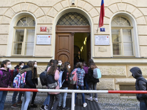 V Praze proběhl návrat dětí do škol bez potíží. Některým školám ale chybí testy