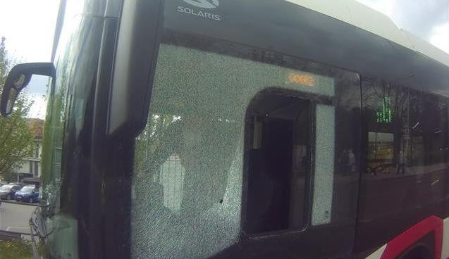 Chodec v Brně hodil po jedoucím autobusu lahev od piva. Pak udeřil strážníka