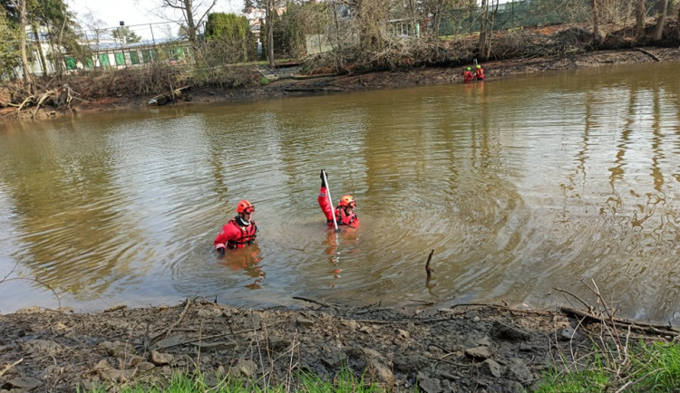 Policisté v Jundrově vylovili ze Svratky mrtvé tělo