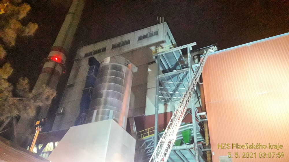 Hasiči zasahovali u požáru v Plzeňské teplárenské, dodávky tepla nejsou v ohrožení