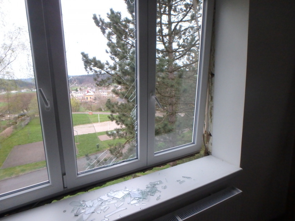 V Malých Svatoňovicích vybuchla kartuše, zničila okna a vybavení kuchyně