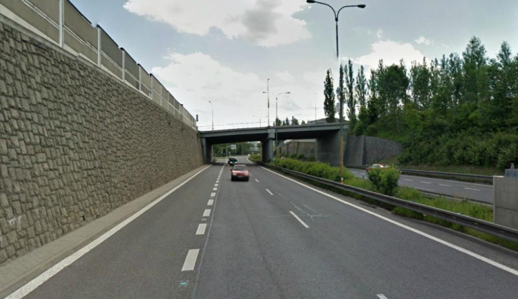 Cyklista na průtahu Libercem. Havarovalo kvůli němu auto, kolo nechal na místě a utekl