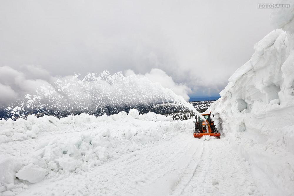 Fréza dnes prorážela bariéry sněhu na cestě na Luční boudu v Krkonoších