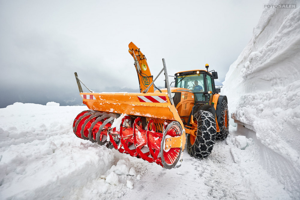 Fréza dnes prorážela bariéry sněhu na cestě na Luční boudu v Krkonoších