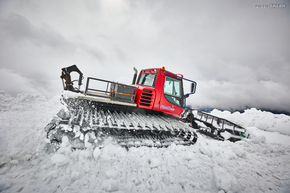 Fréza dnes prorážela bariéry sněhu na cestě na Luční boudu v Krkonoších