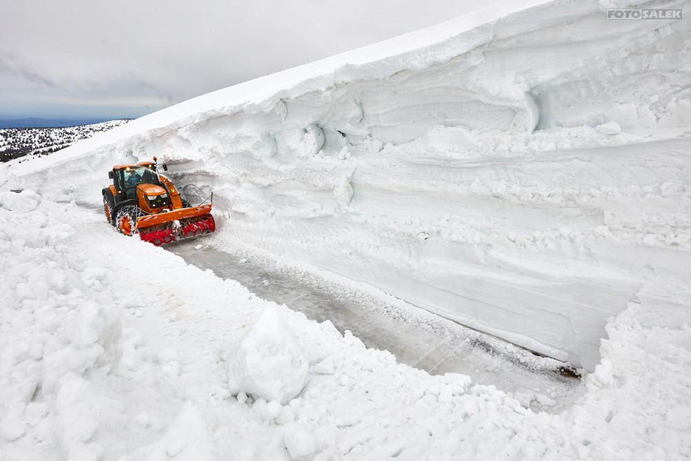 Fréza dnes prorážela bariéry sněhu na cestě na Luční boudu v Krkonoších