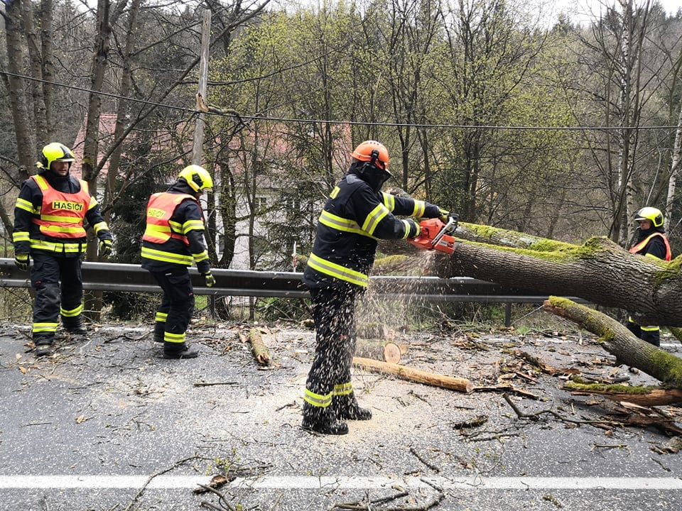 Silný vítr se prohnal Karlovarským krajem, hasiči se celý den nezastavili