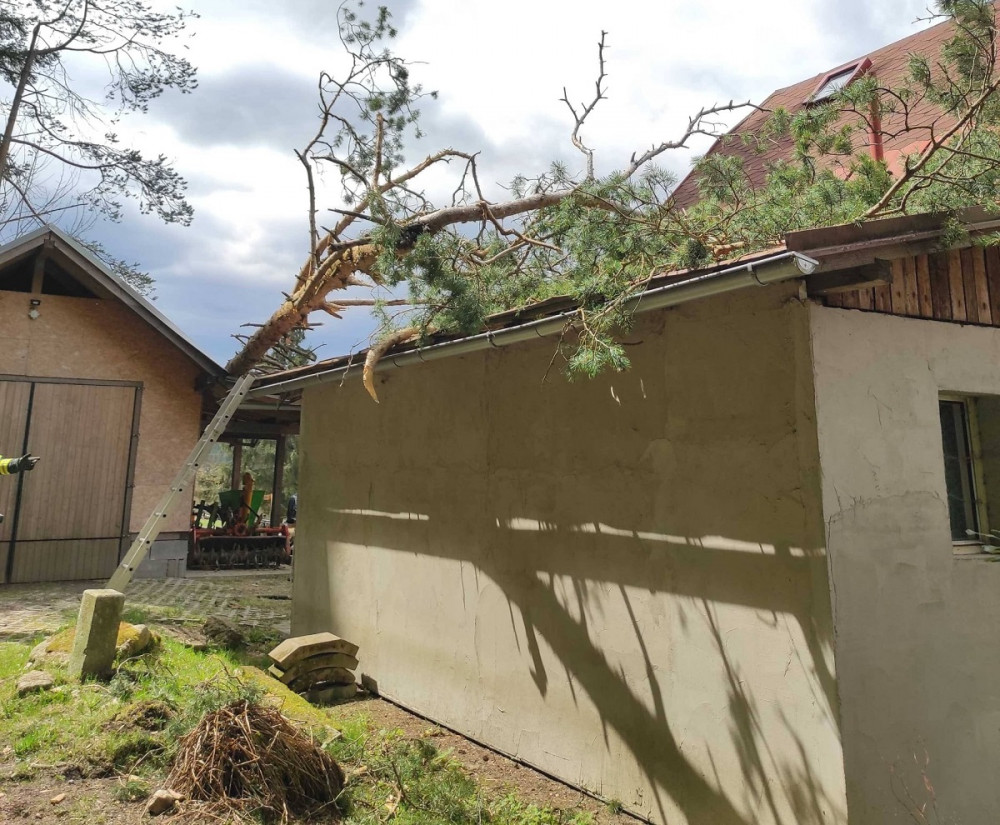 Silný vítr se prohnal Karlovarským krajem, hasiči se celý den nezastavili