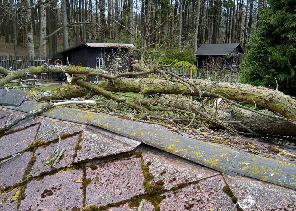 Silný vítr se prohnal Karlovarským krajem, hasiči se celý den nezastavili