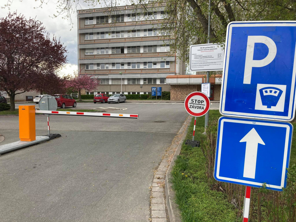 Parkování u nemocnice v Hradci Králové nestačí. Místo hledáme i půl hodiny, stěžují si pacienti