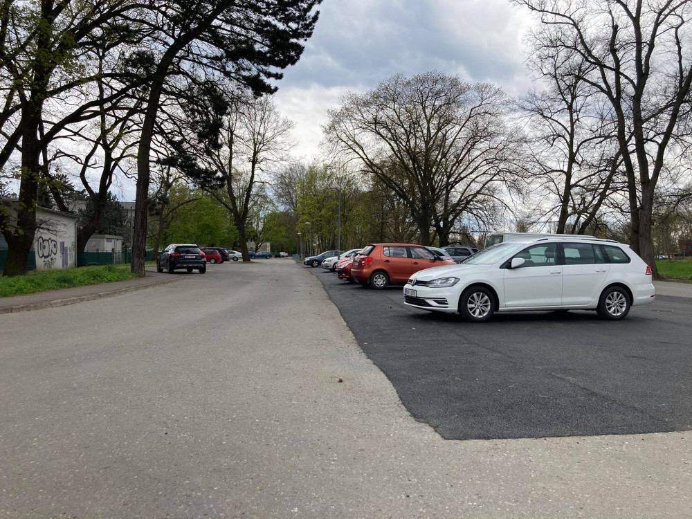 Parkování u nemocnice v Hradci Králové nestačí. Místo hledáme i půl hodiny, stěžují si pacienti