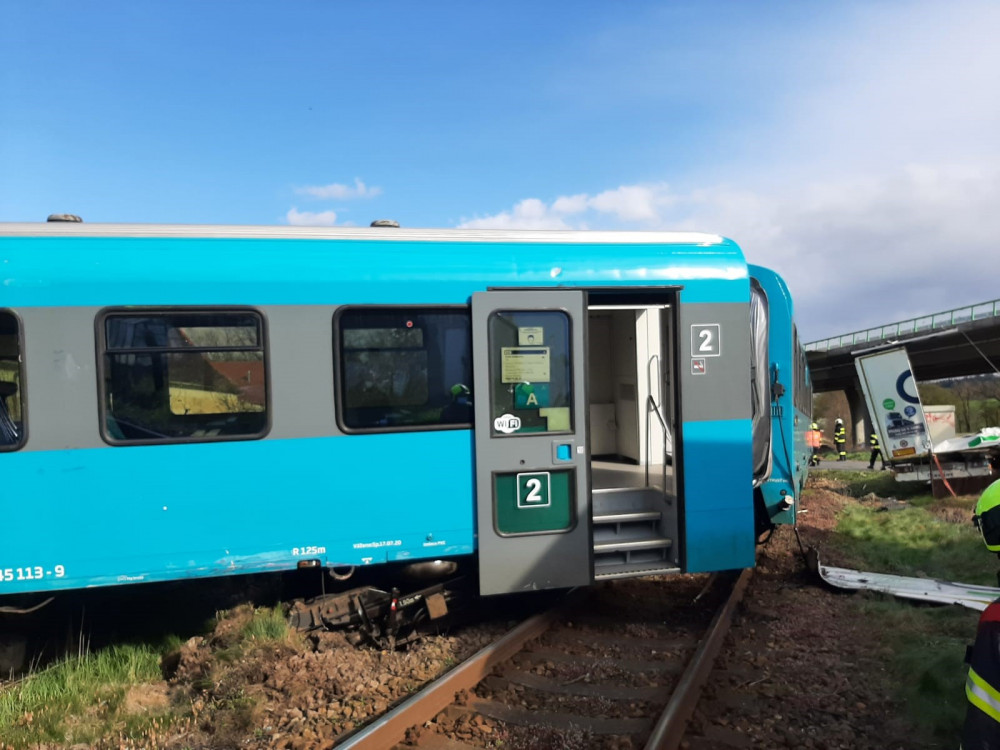 Vážná nehoda u Písku. Při střetu vlaku s nákladním automobilem se zranil strojvedoucí i cestující