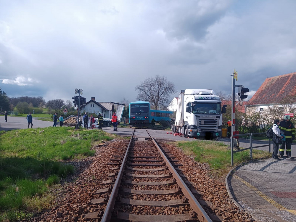 Vážná nehoda u Písku. Při střetu vlaku s nákladním automobilem se zranil strojvedoucí i cestující