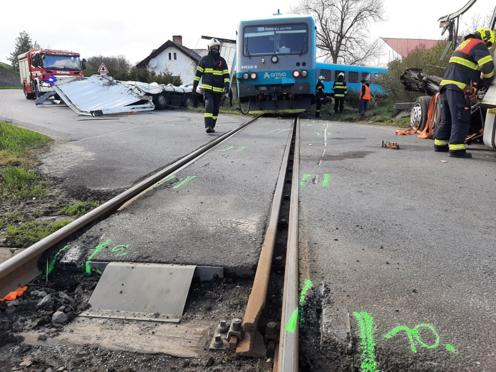 Vážná nehoda u Písku. Při střetu vlaku s nákladním automobilem se zranil strojvedoucí i cestující