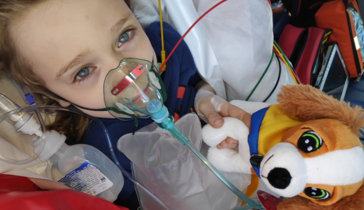 Těžce zraněnému Filípkovi pomohli záchranáři i jejich plyšový parťák