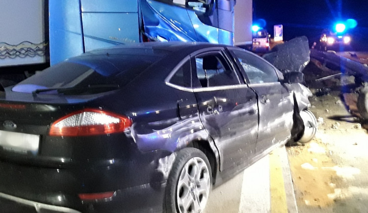 Odklízení následků včerejší nehody uzavře dálnici D1 také dnes večer