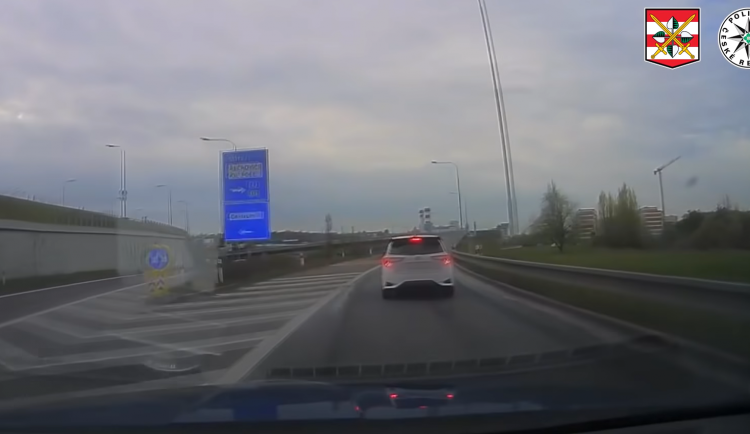 Zvuk auta v tunelu pěkně rezonuje, vysvětlil řidič, který svištěl 167 km/h