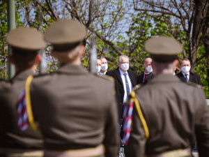 Politici v čele se Zemanem si připomněli na Vítkově výročí konce války