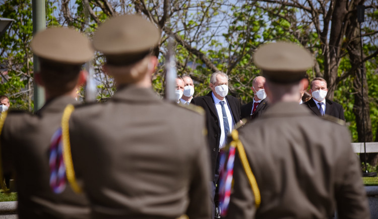 Politici v čele se Zemanem si připomněli na Vítkově výročí konce války.