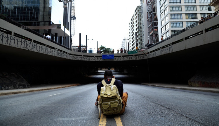 Opilý Brňan si hověl na silnici se sluchátky v uších, pak přeběhl čtyřproudou vozovku