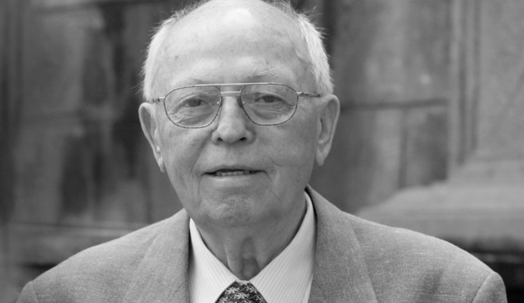 Zemřel divadelní režisér a emeritní rektor JAMU Alois Hajda