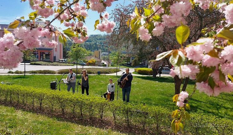 Koncerty pod okny zpříjemnily osamělým seniorům Den matek