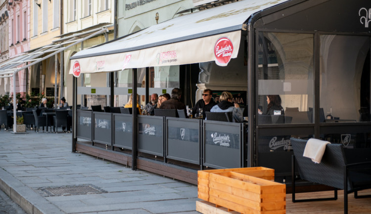 Zahrádky restaurací budou moci pro testované hosty otevřít příští pondělí
