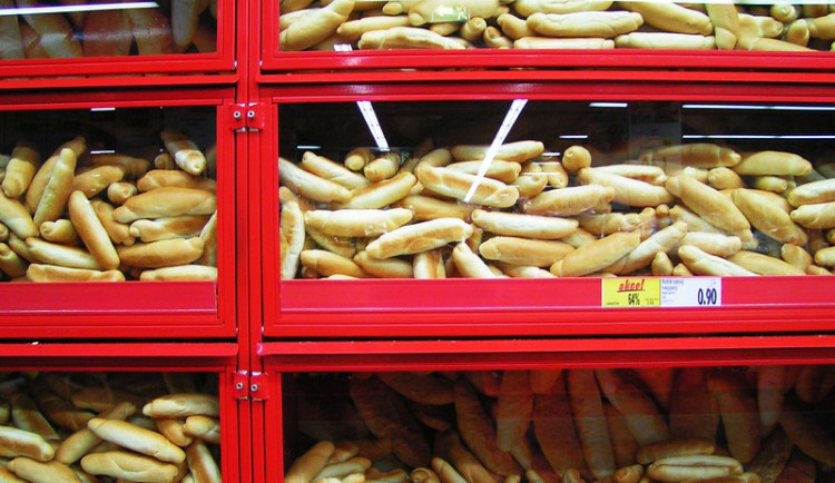 Došly rohlíky a oheň byl na střeše. Agresivního zákazníka odvedli strážníci