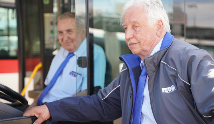 Autobusy řídí padesát let a stále nekončí. Dopravní podnik ocenil jubilanty