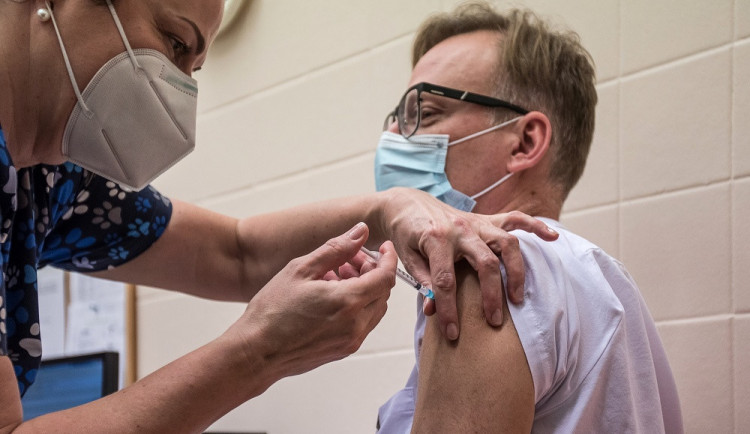 Epidemie covidu v Česku dál slábne, naopak tempo očkování zrychluje