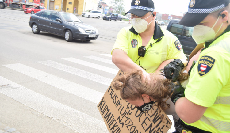 Aktivistka zablokovala silnici u nádraží. Chce lepší klima, maturitu nepotřebuje