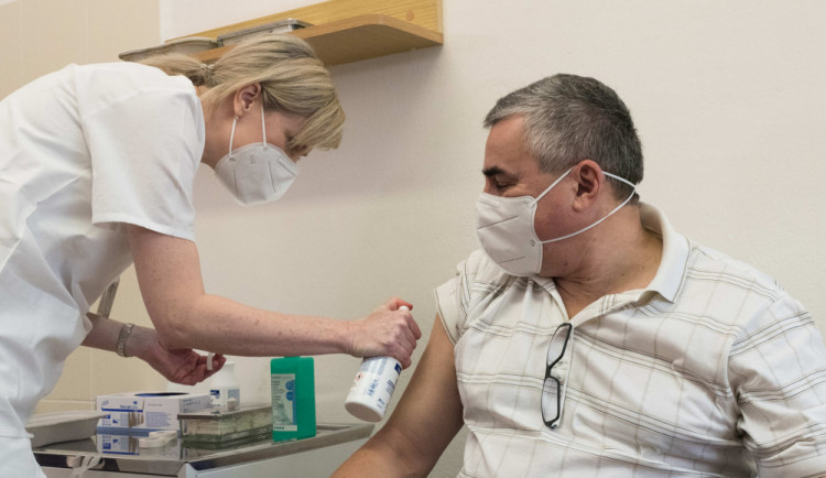 Od nedělní půlnoci se k očkování budou moci hlásit lidé mezi 40 a 44 lety