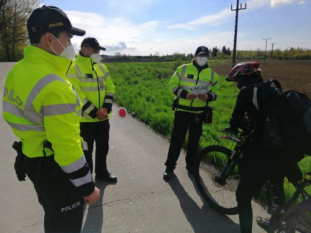 Cyklista bez přilby je devatenáctkrát blíž smrti. Policisté preventivně zastavovali cyklisty