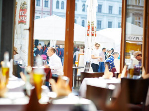 Další rozvolňování. Od pondělí se rozšíří výuka na školách a otevřou se restaurační zahrádky