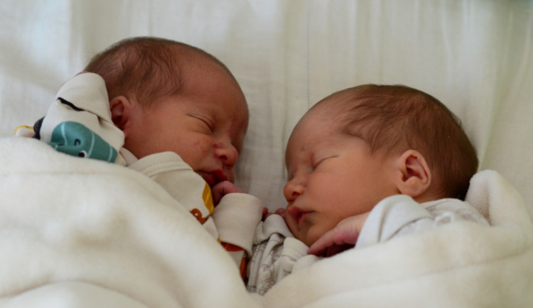 Nedočkavá dvojčátka se narodila před příjezdem do nemocnice