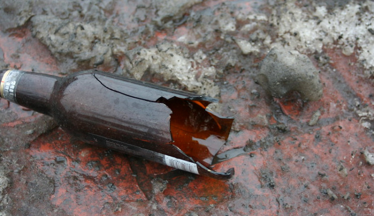 Nezletilý mladík řešil konflikt s řidičem autobusu ránou lahví do hlavy