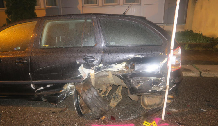 Řidič havaroval v centru Jablonce. Z místa utekl, hledá ho policie