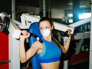 Ode dneška sportovci či klienti kadeřnictví nemusí mít respirátory