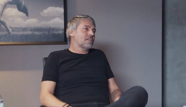 Kellner na videu: Češi jsou závistiví. Koho nebaví práce, ať jde do mekáče.