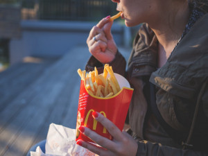 McDonald's i KFC. Fastfoody v Česku používají toxické obaly na potraviny, ukazuje studie