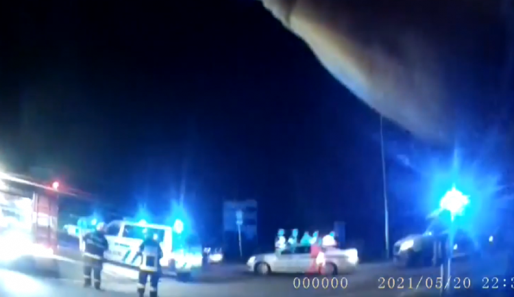 Bavorák vyletěl ze silnice a skončil na střeše, za volantem seděl opilý neřidič