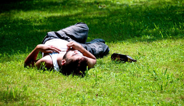 Pět promile a gatě u kolen, opilý Brňan zvládl jen ležet