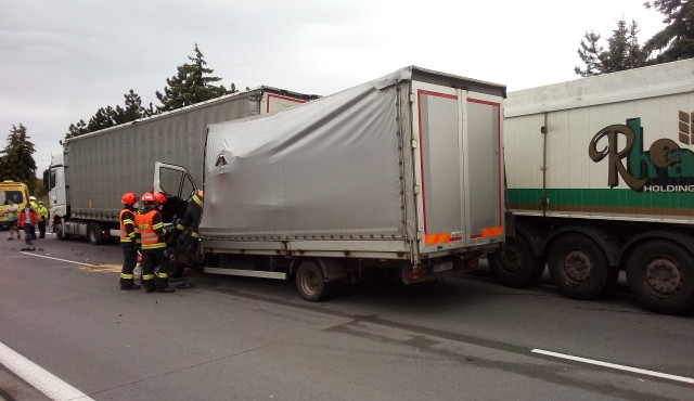 Nehoda zablokovala dopravu na dálnici D1, čeká se na odtah vozidel
