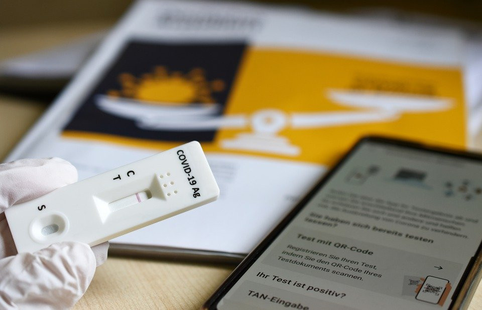 Tři cizinky se prokazovaly falešným PCR testem.