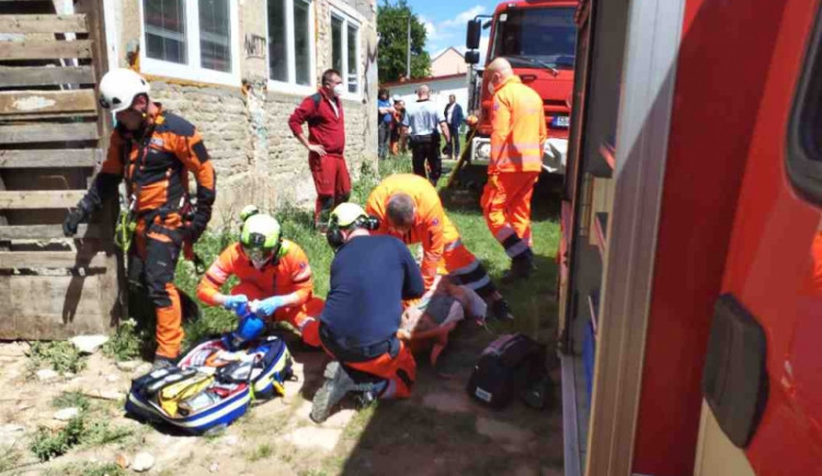 Muže na stavbě zavalily sutiny, je v kritickém stavu