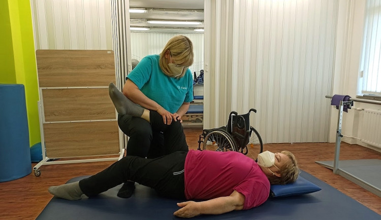 V Brně vrací zpět do života lidi po úrazech míchy, s péčí pomůžou i dětské obrazy